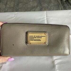 Marc By Marc Jacobs Tan Beige Zippered Long Wallet Pebbled Leather Gold Plate